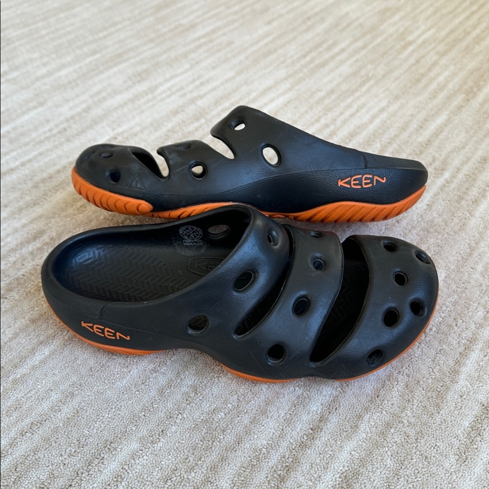 KEEN Women’s Yogui Sandals Clogs Black Size 10